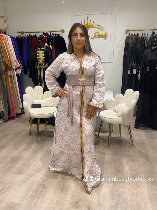A CAFTAN ROSÉ avec ceinture assortie